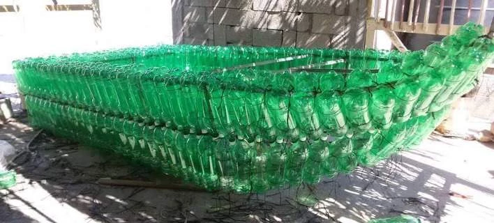 Γάζα: Bάρκα φτιαγμένη από πλαστικά μπουκάλια «έσωσε μια οικογένεια»